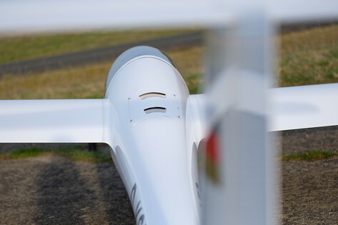 Blick über das Leitwerk des SZD-55-2 Nexus e-motion von hinten.